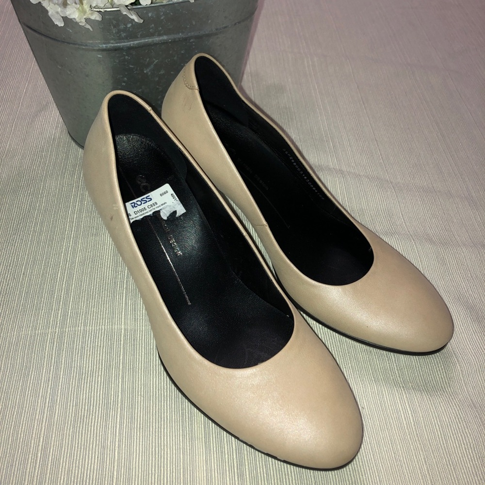 NEW ECCO SZ 5 1/2 BEIGE / POWDER PUMPS
